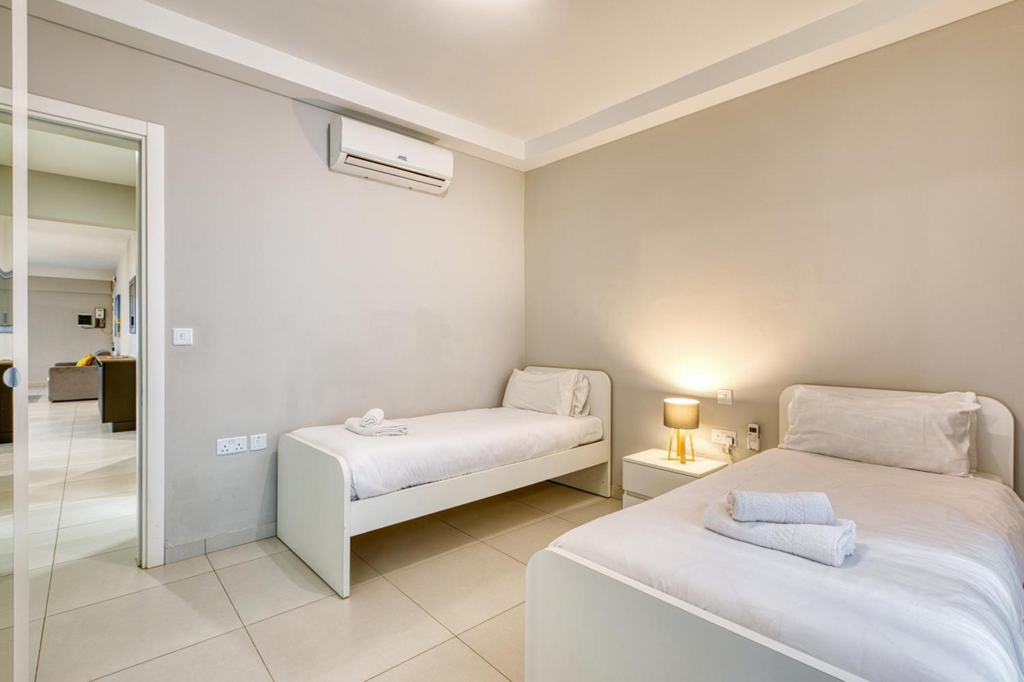 Unique Two Bedroom Apt With Huge Outdoor Area And Close To Entertainment Is-Swieqi Exterior photo